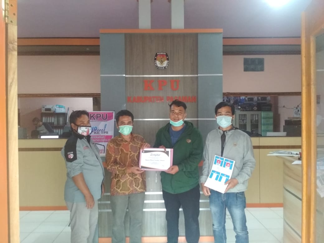 Ketua KPU Pasaman, Rodi Andermi saat serahkan Sertifikat Akreditasi Pemantau Pemilihan 2020